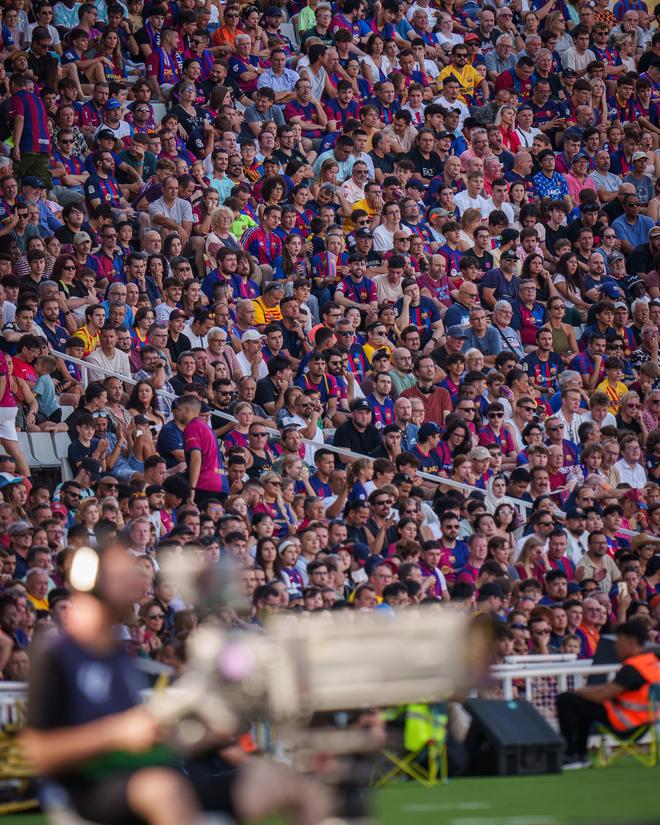 关于高潮迭起的欧冠比赛，球迷狂欢热血澎湃的信息