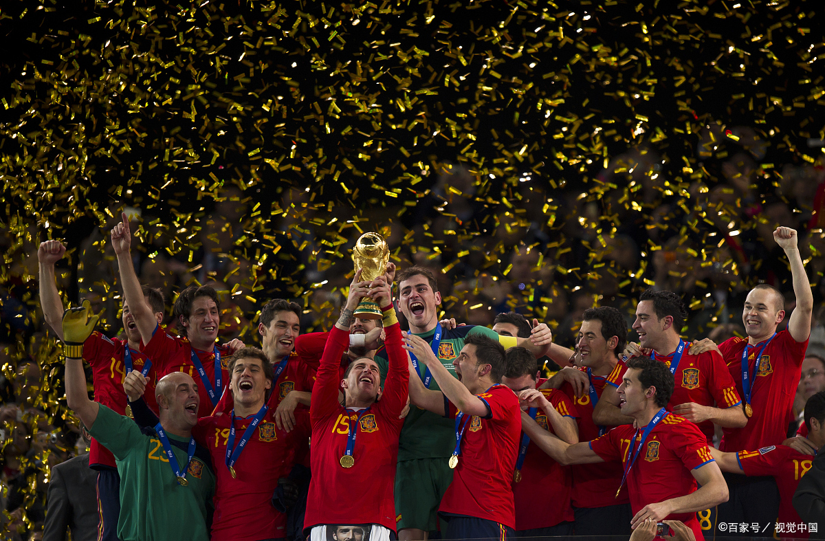 关于高潮迭起的欧冠比赛，球迷狂欢热血澎湃的信息