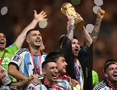 凤凰娱乐APP-关于足球场上比拼激烈，谁将捧起奖杯？的信息