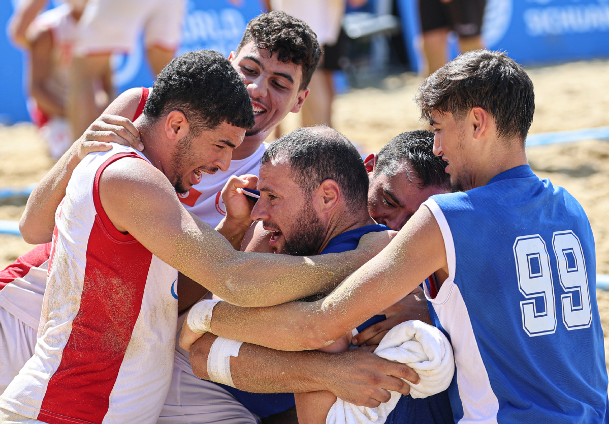 凤凰娱乐下载-运动员们在场上挥洒汗水，赛事收获高潮迭起(运动员在比赛过程中出现身体发热,大量出汗的现象)