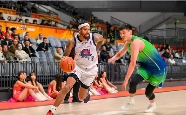 凤凰娱乐APP-包含新援外援加盟，火力全开带领球队赢下比赛的词条