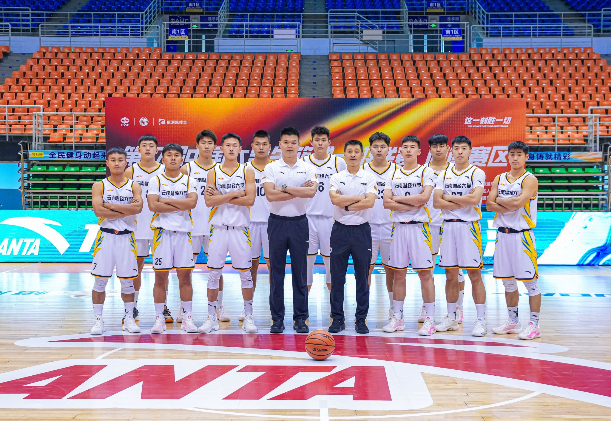 关于中国篮球联赛精英球员对决，赛场氛围动感热烈的信息